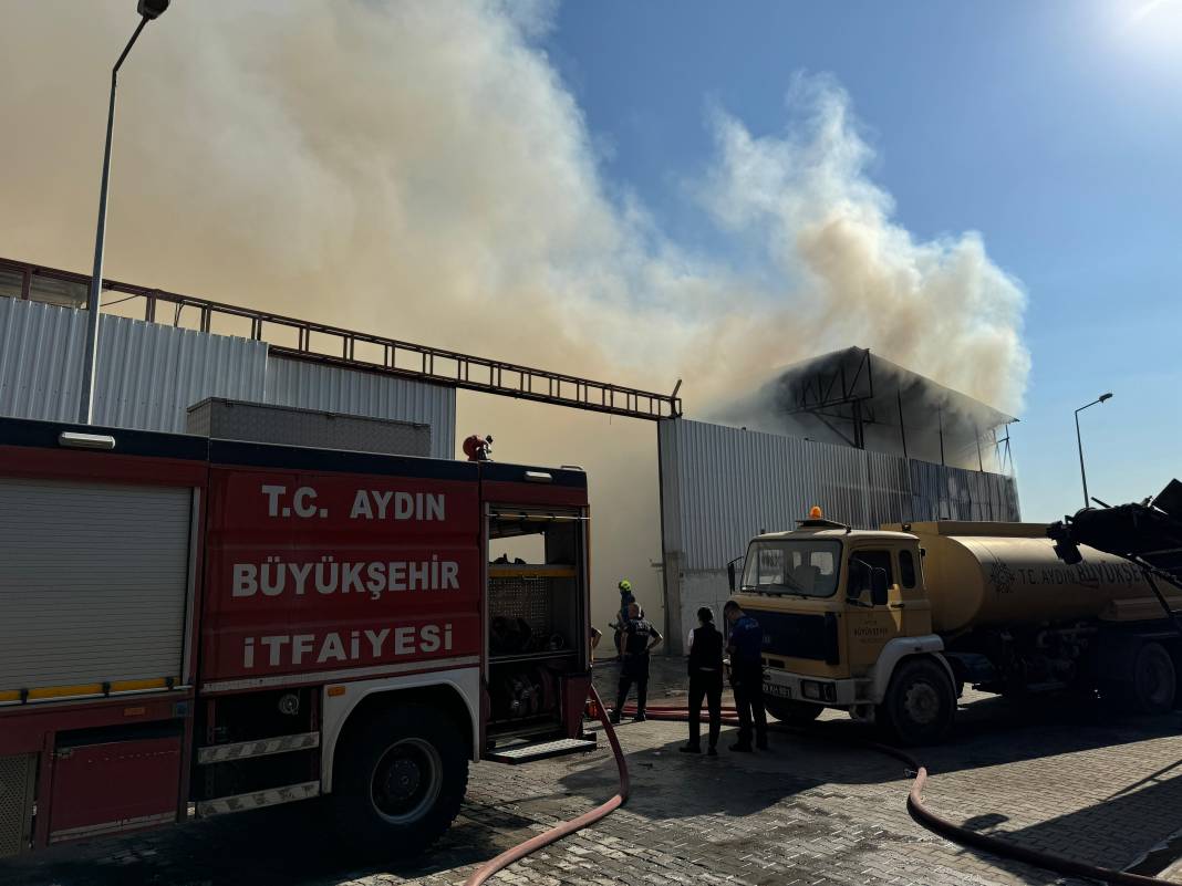 Aydın’da 5 gündür süren fabrika yangın kısmen kontrol altına alındı 2